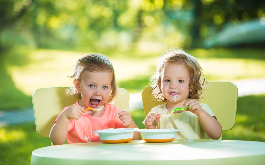 Copii care mănâncă